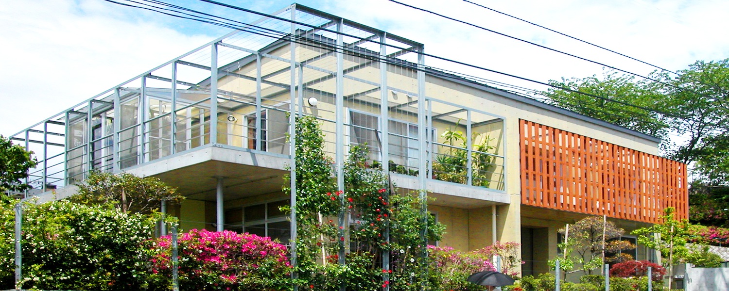 花壇の家、三世代住宅、多世帯住宅、壁面緑化フレームのある外観、神奈川県横浜市青葉区